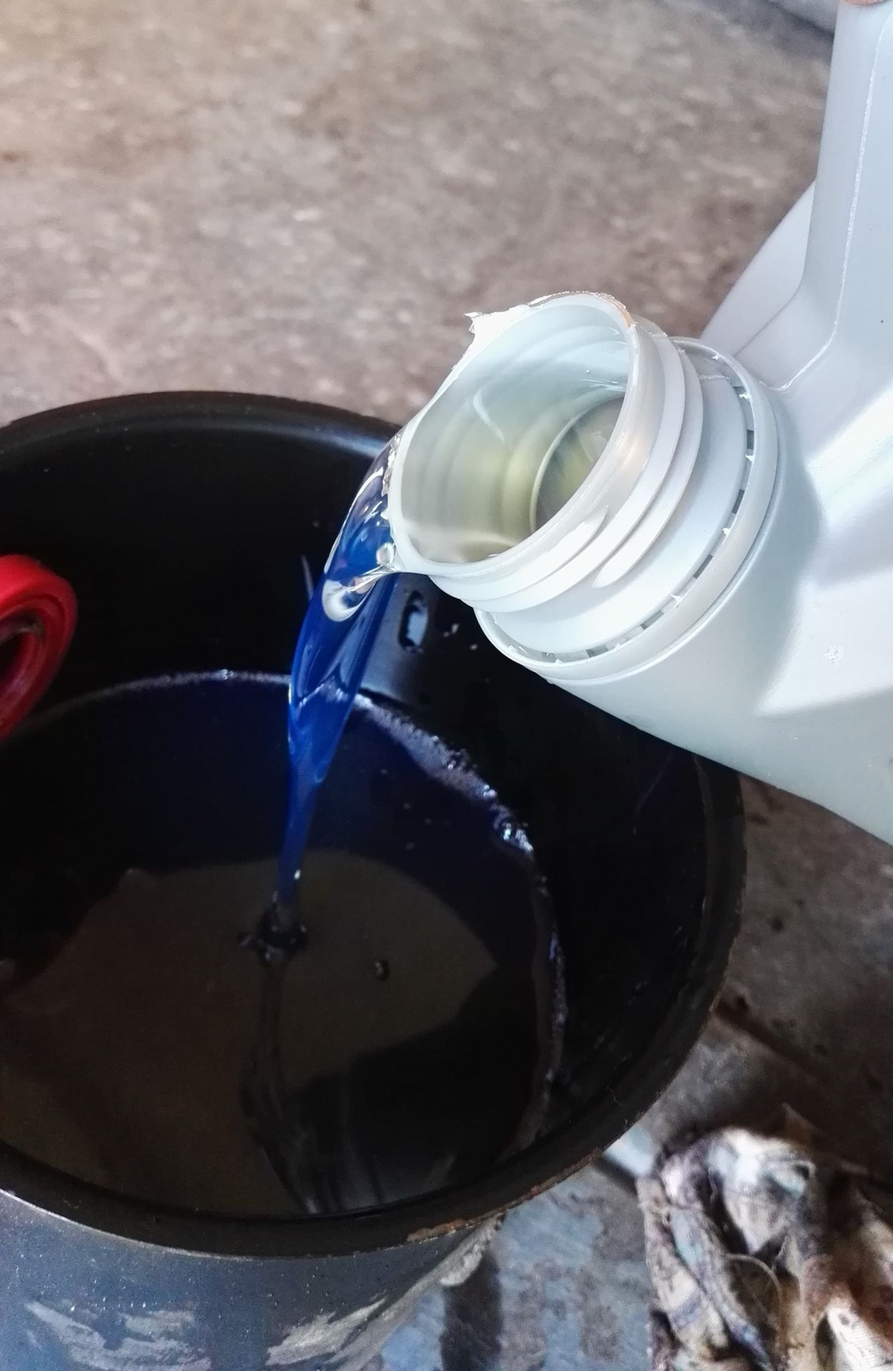 Замена масла в аппарели. Гидроборт. — Nissan Atlas, 3 л, 1992 года ...