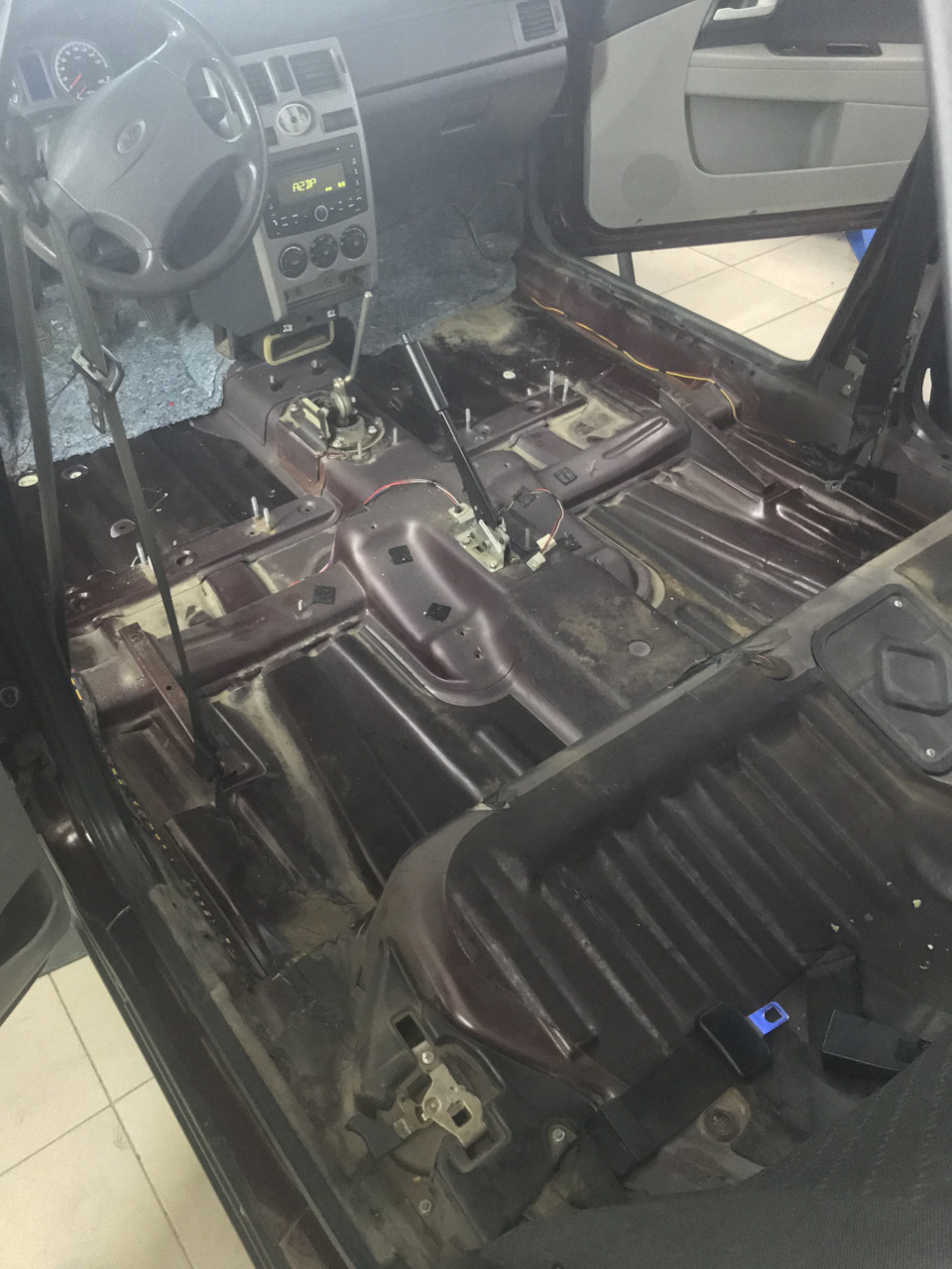 Шумоизоляция пола под автозвук — Lada Приора седан, 1,6 л, 2011 года ...