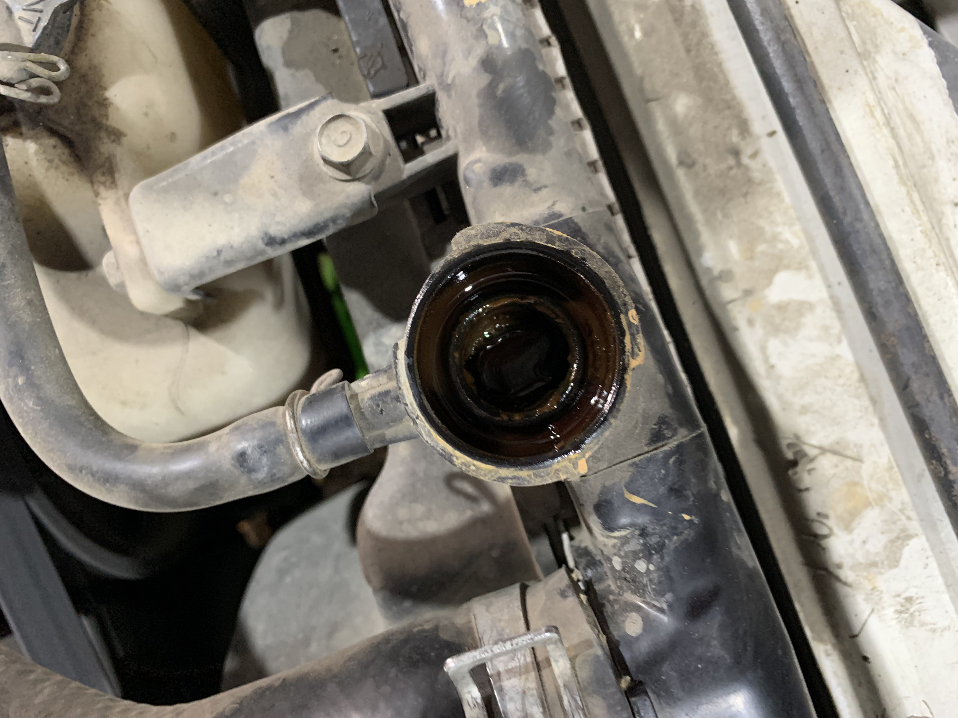 Почему радиатор выкидывает тосол. Расширительный бачок системы охлаждения ваз 2106. Бачок охлаждающей жидкости пассат б4. Расширительный бак на шеви нива. Приора 2008 года тосол эклектики.