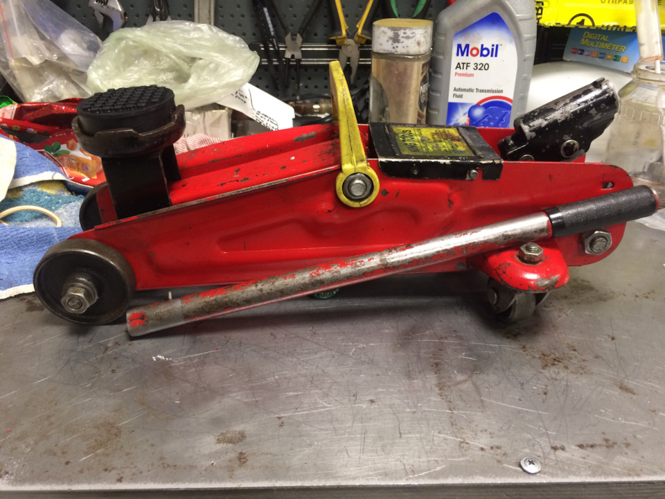 Подкатной домкрат, поднимает но не опускает — Mazda 5, 1,8 л, 2006 года ...