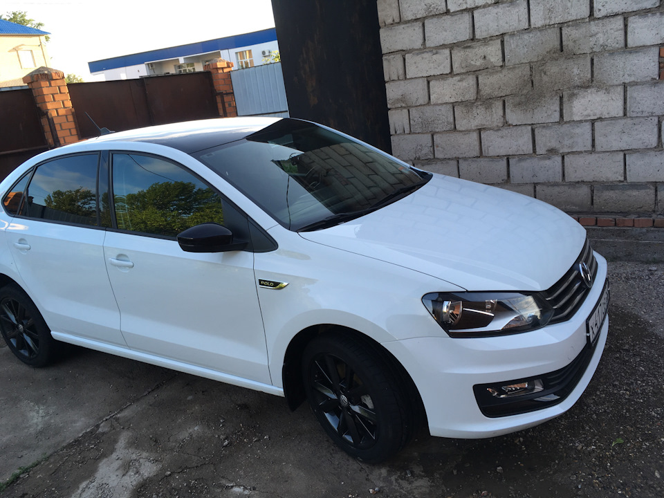 Volkswagen Polo седан черный диски