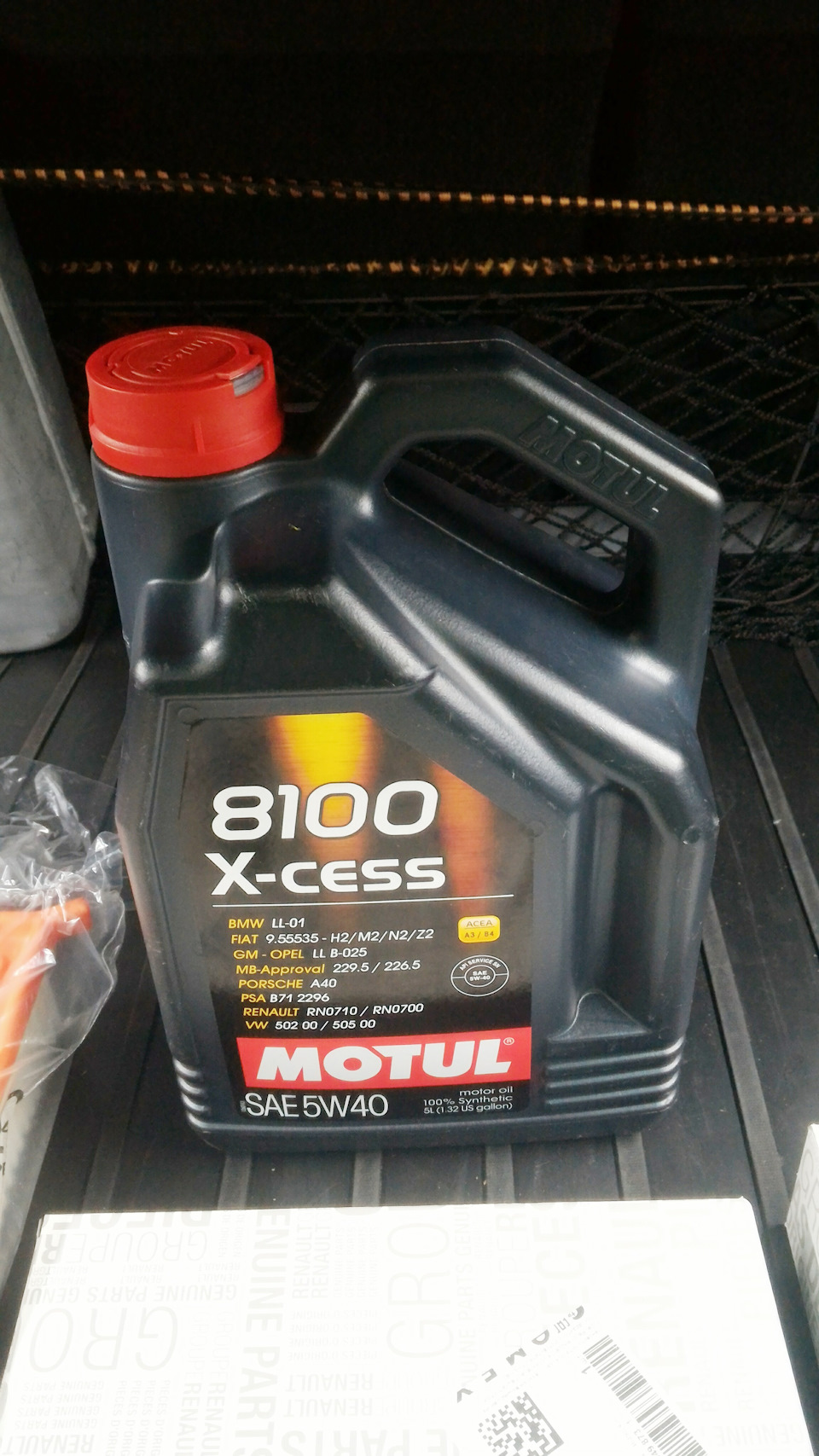 Традиционно выбрано масло MOTUL. 5 литров масла достаточно для среднего положения уровня масла на щупе. При желании можно докупить ещё 1 л масла и долить 250 мл до максимального значения на щупе. — Renault Duster (1G). Запчасти на фото: LLB025