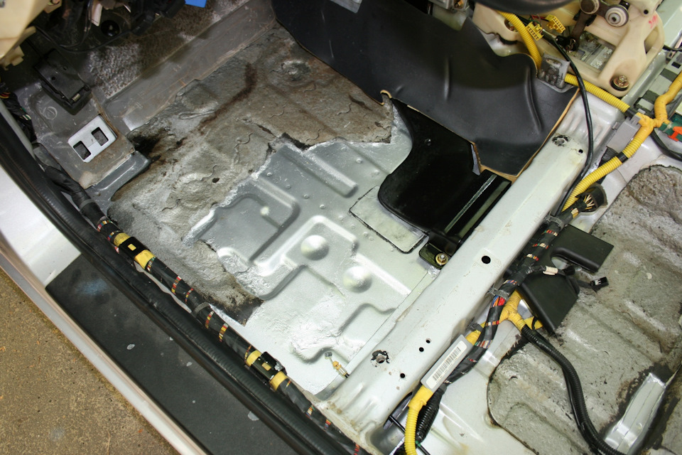 Конечно ржавчину остановить невозможно, но хотя бы временно привел в порядок пол под водителем. Народ, такая мелочь как салонные коврики на самом деле не мелочь! — Hyundai Elantra (3G)