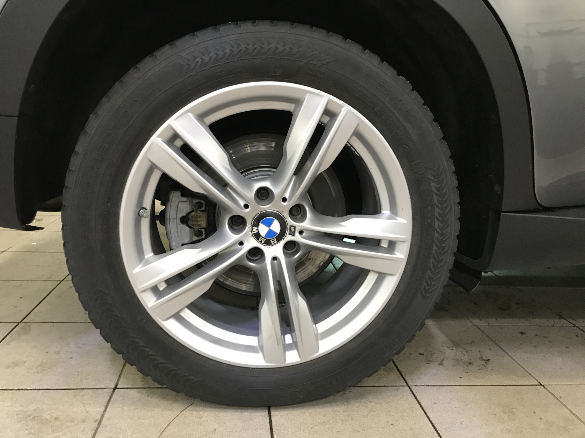 Штатные диски. Штатные диски BMW x5. Штатные диски BMW x5 2007. БМВ х5 е70 на штатных дисках. Штатные диски BMW x3 2020.