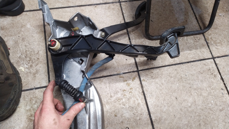 Тугая педаль сцепления Ауди 100 44 с3 — Audi 100 (C3), 2 л, 1990 года ...