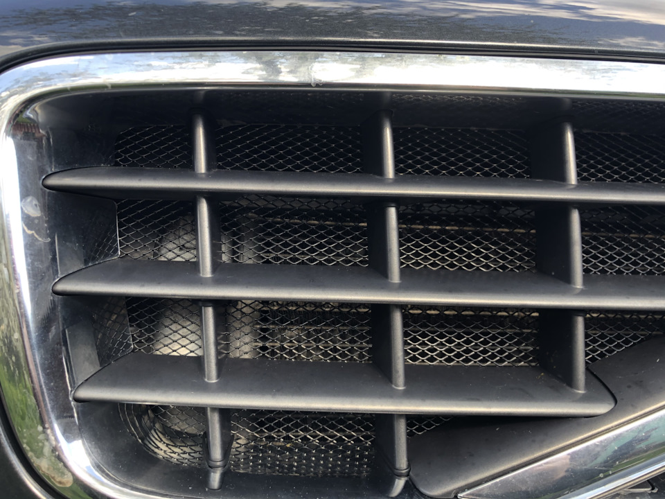 Сетка в радиаторную решетку — Volvo XC90 (1G), 2,5 л, 2012 года ...
