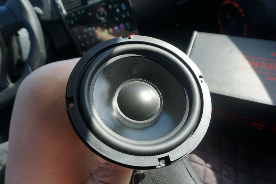 Динамик WARHEAD GRAND довольно увесистый, а отличительной особенностью ВСЕХ топовых динамиков бренда Урал являлись внушительный магнит! — Lada Приора хэтчбек