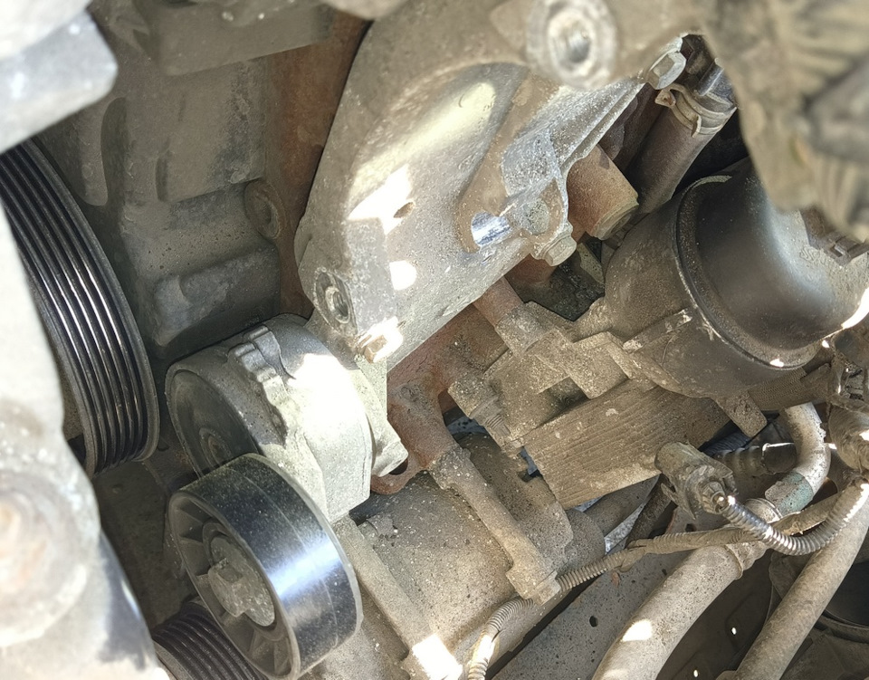 Ниша генератора. Зачем крепеж усложнили скобой вместо обычного болта — непонятно. Разве что неудобно к немы было бы подлезть? — Ford Galaxy (Mk III)