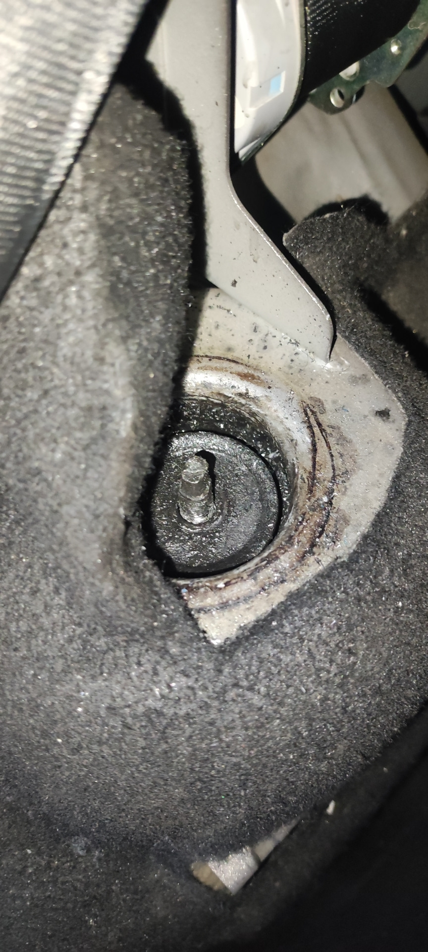 На гранте, в стакане стоит резинка которая закрывает сам стакан. Закрывает чашу герметично, из-за этого там скапливается влага обнаружил когда увидел стакан полный ржи. На калине вместо резинки пластиковая заглушка, не герметичная и влага испаряется. . — Lada Гранта Лифтбек (2G)