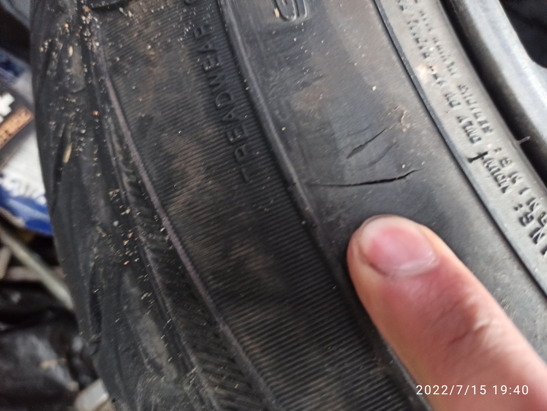 Порез шины… Шёл какой-то там день дождей🤬🤬🤬 — Mazda MPV I, 3 л, 1996 ...