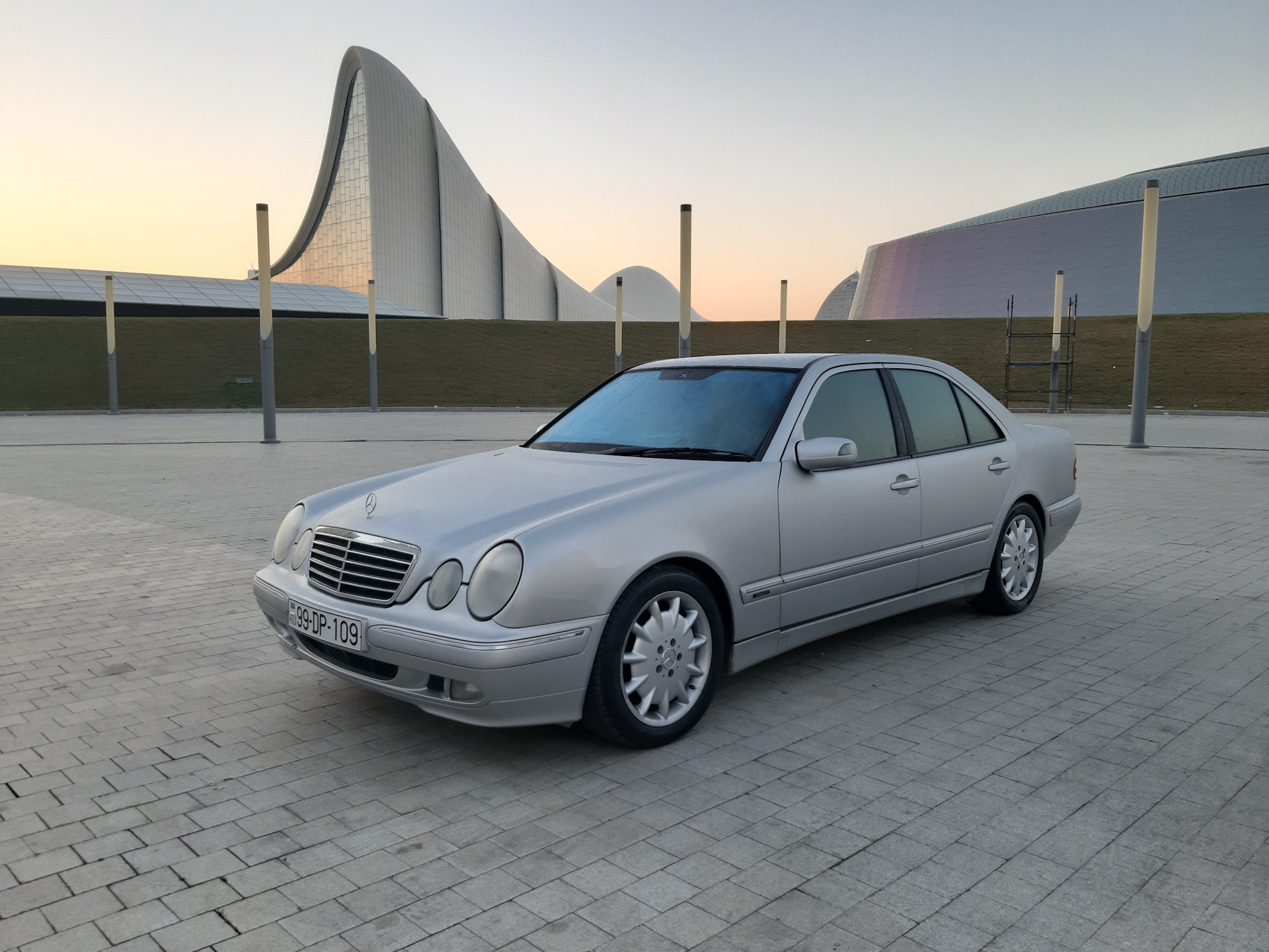 Mercedes Benz w210 серебристый