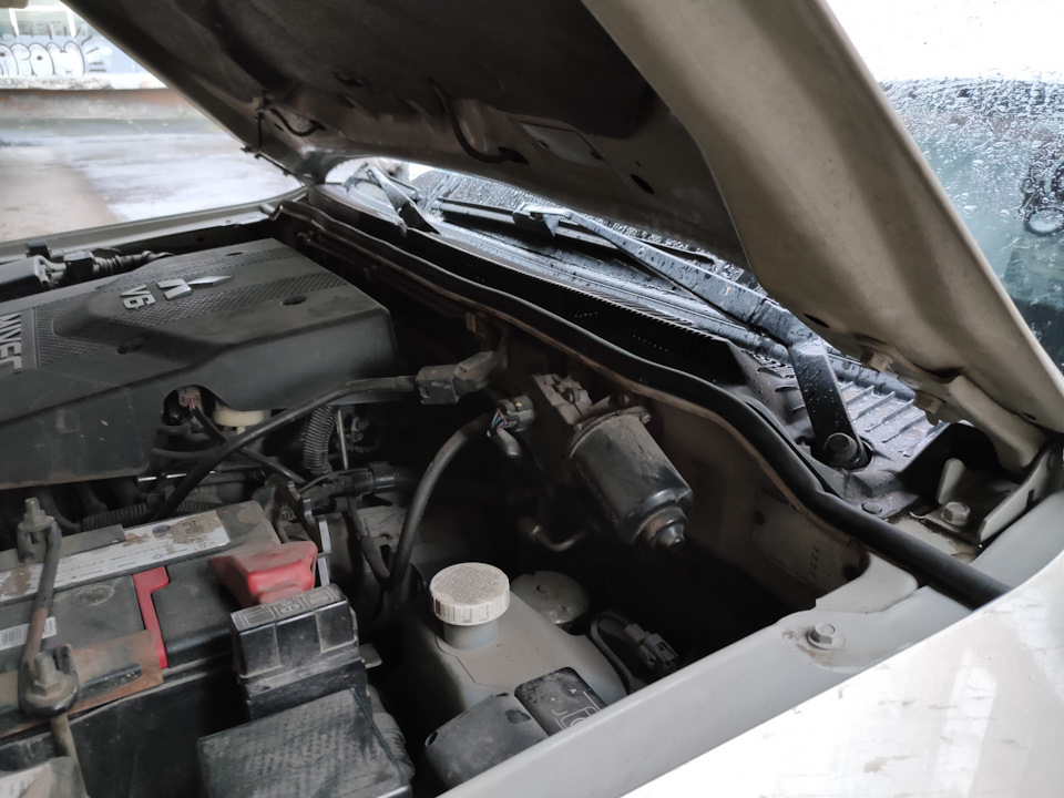 Замена родных уплотнителей капота на Паджеро 4 — Mitsubishi Pajero (4G ...
