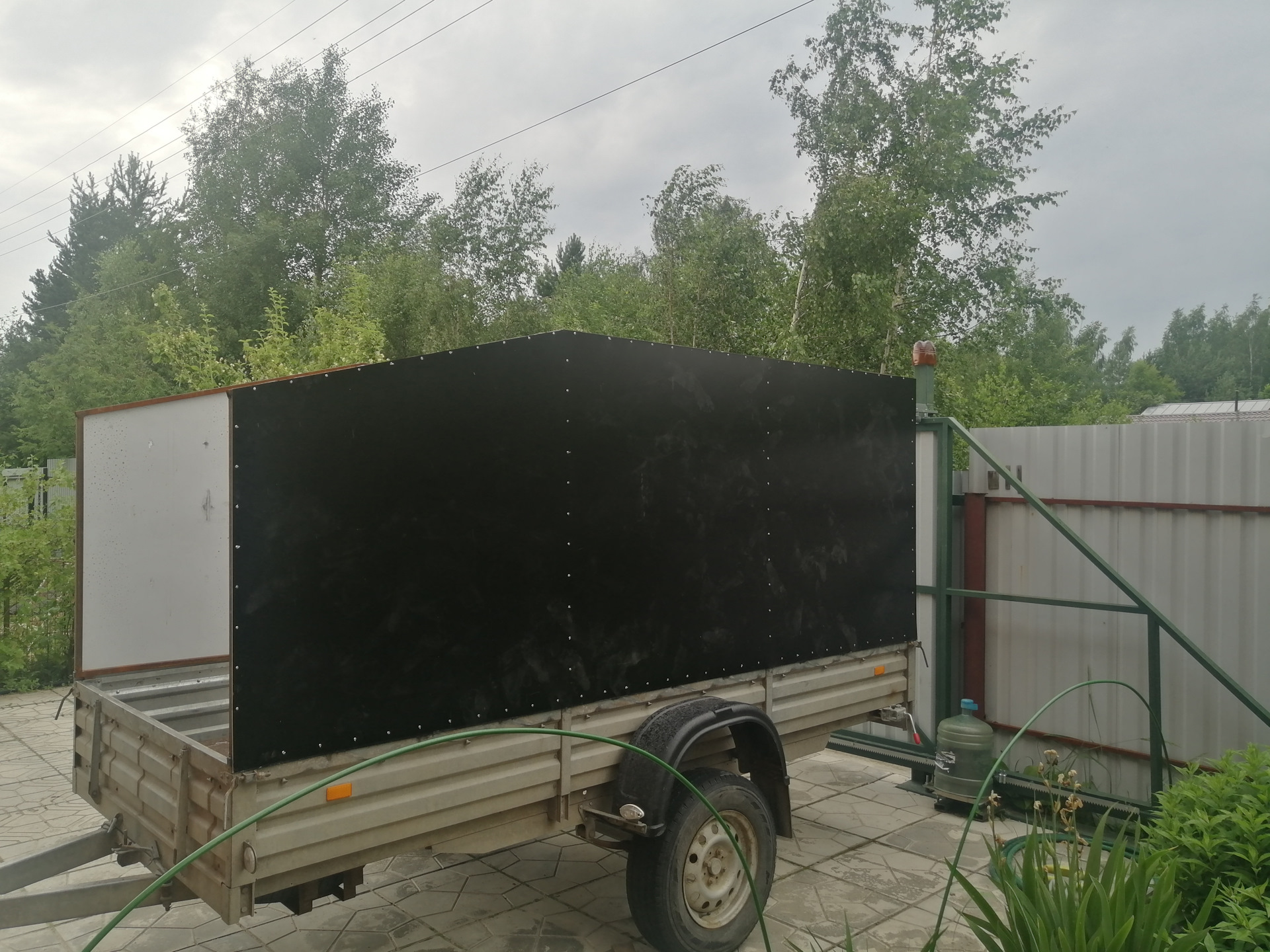 алюминиевый каркас для прицепа. мерседес спринтер с прицепом. жилой модуль на прицеп мзса́ 817714. композитные сэндвич панели из стеклопластика. обшить прицеп алюминием.