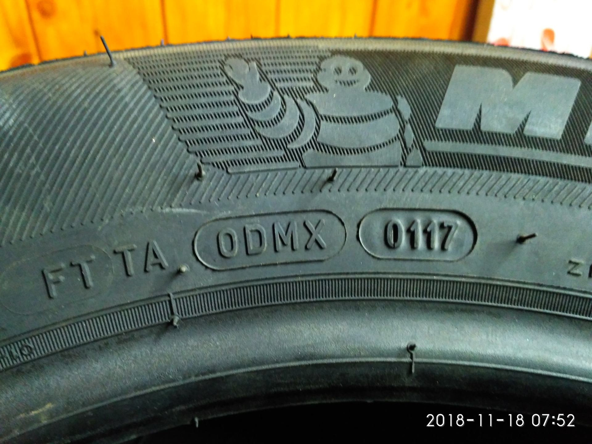 Как узнать дату выпуска шины. Шины Мишлен Дата изготовления шин. Маркировка даты производства на шинах Мишлен. Дата производства шины Michelin. Дата выпуска резины Мишлен.