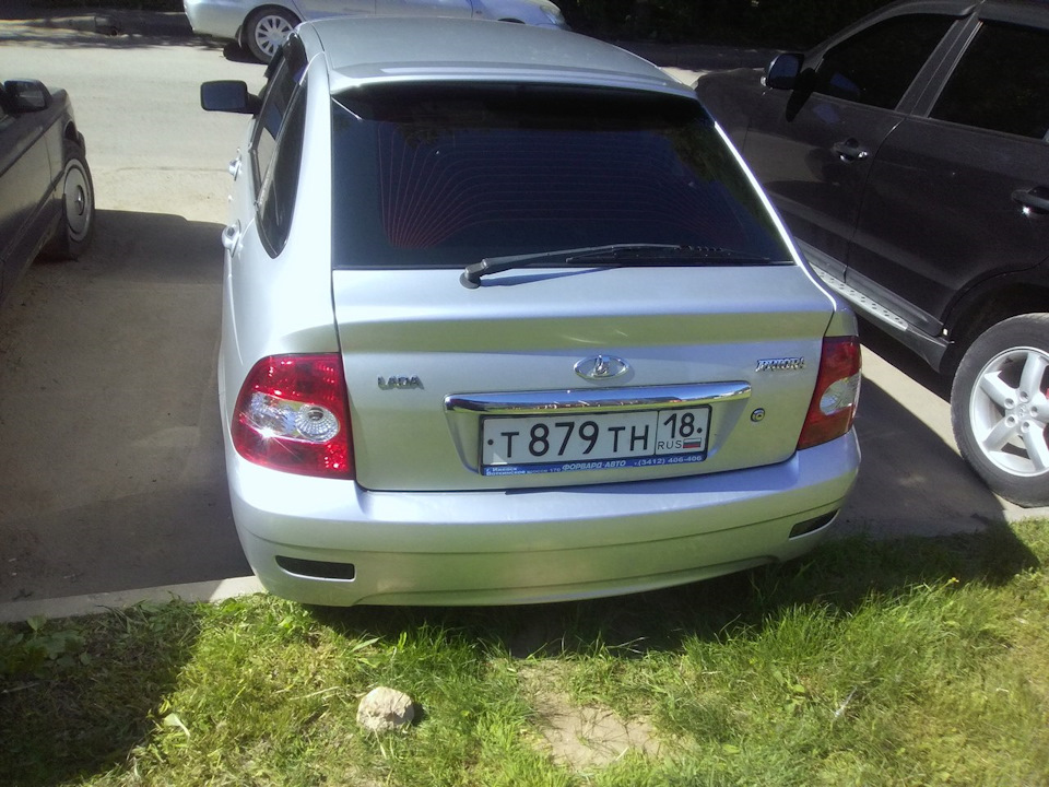 Значок, шильдик, или просто ЛАДЬЯ — Lada Приора хэтчбек, 1,6 л, 2010 ...