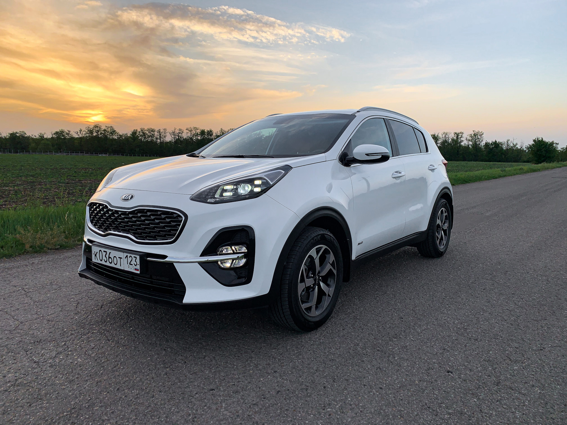 Deluxe white. Киа Спортейдж Делюкс Вайт. Kia Sportage 2021 белый Luxe Plus. Киа Спортейдж 2021 Luxe Deluxe White. Спортейдж 4 2021 белый Luxe.