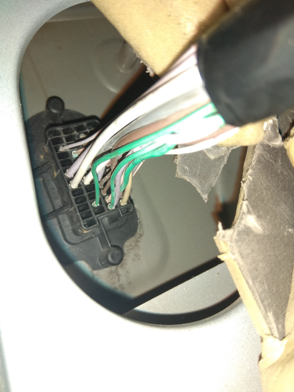 Кто ставил кроссоверы в передние двери, подскажите, какие провода идут ...