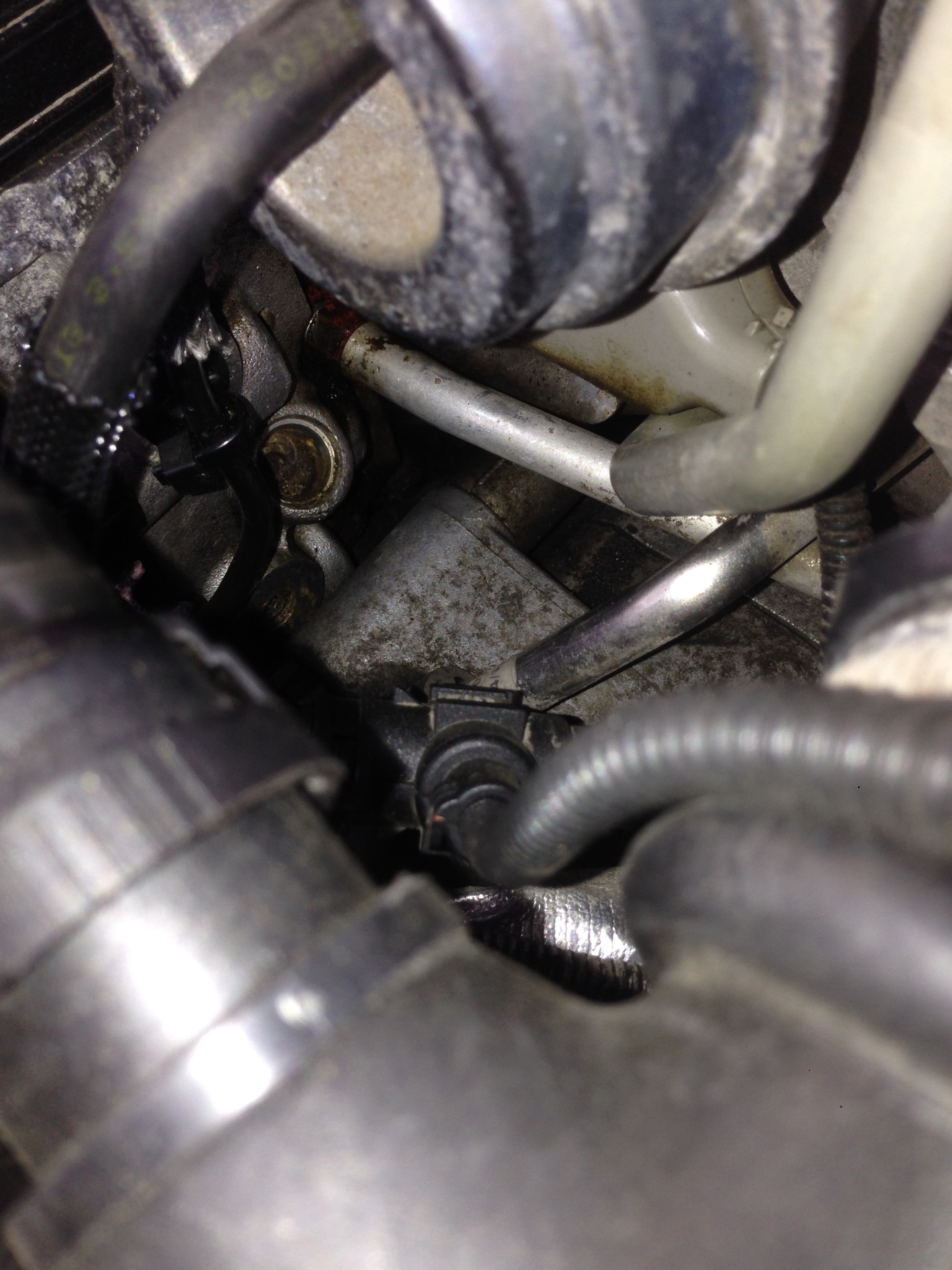 Течь вакуумного насоса n13. Течет антифриз f20 bmw. Трубка антифриза турбины n20. Трубка подачи масла на турбину бмв f20. Течь n 13.