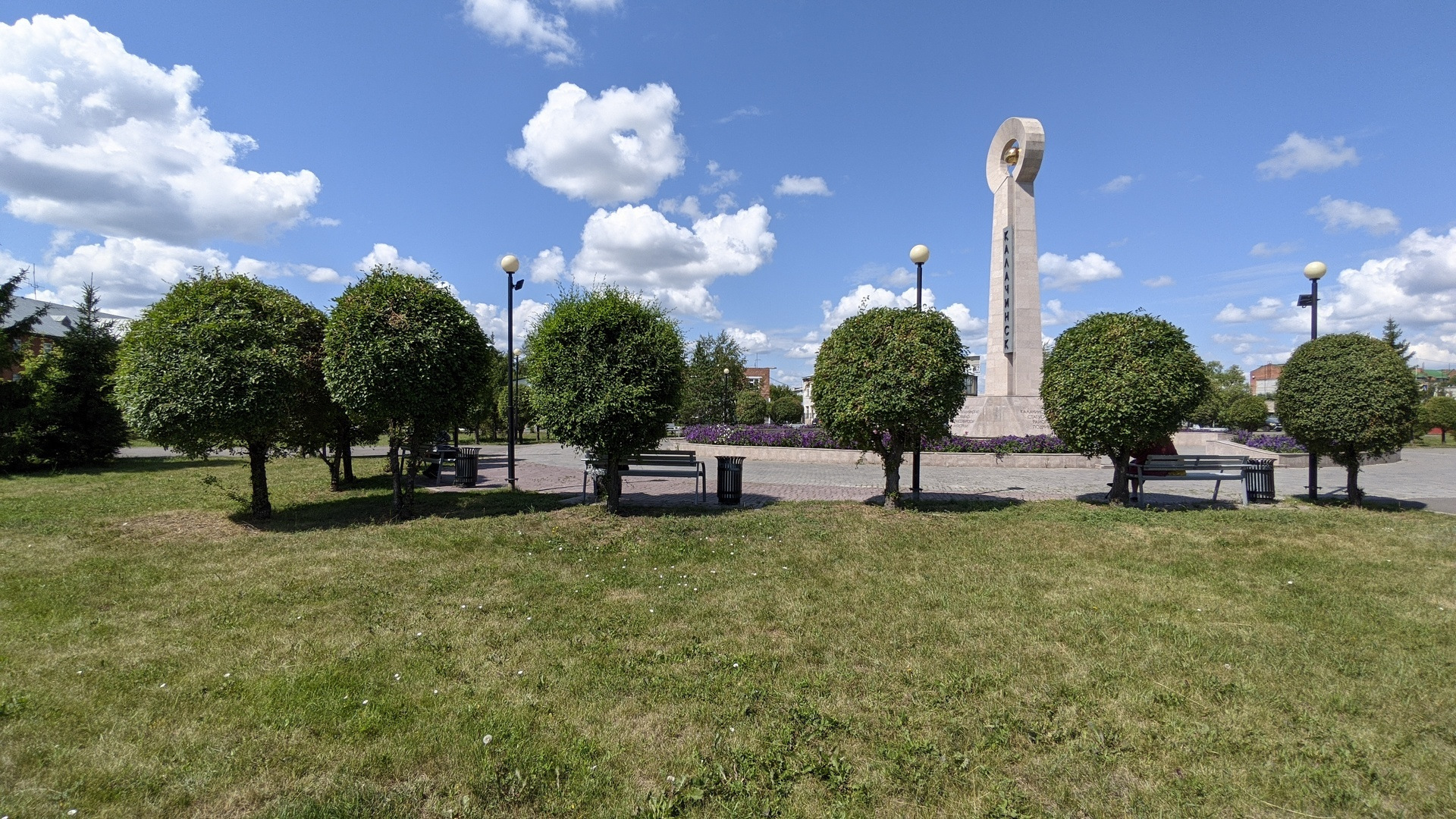 Монумент соруш. Памятник основания Калачинска. Кошелёчек памятник в Краснодаре. Памятники в верхожыжмя 2022 у дороги.