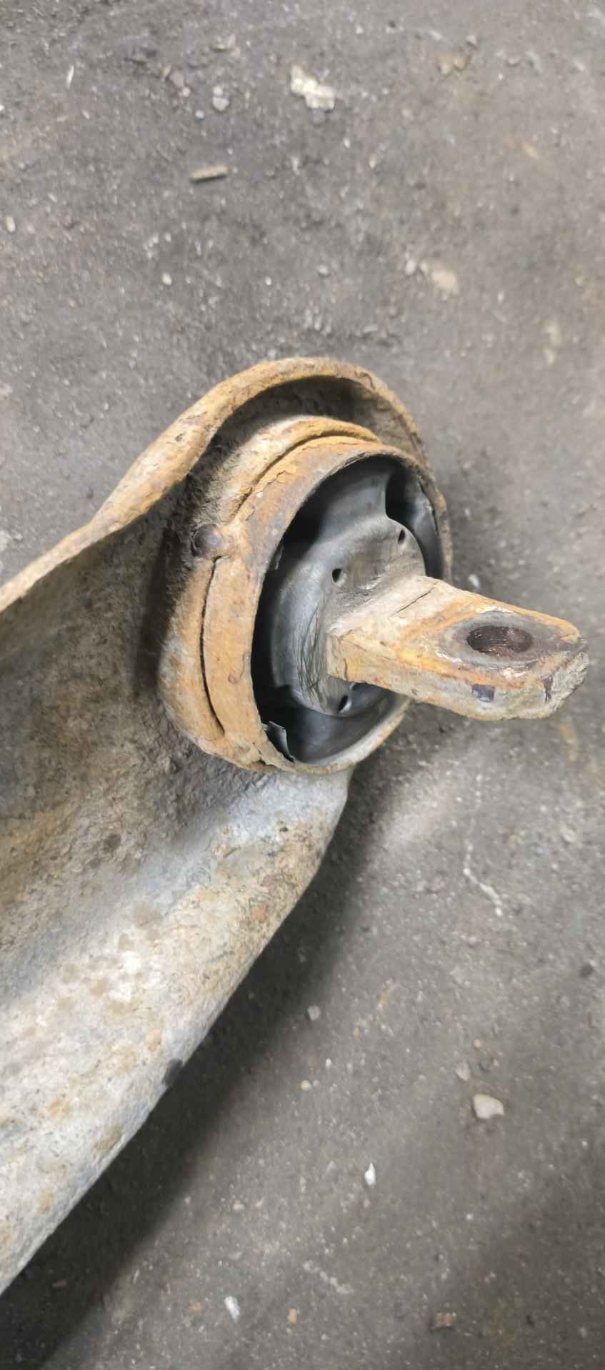 старая конфетка вставлена была не той стороной, поэтому плотно не держалась и придумали чуть приварить — Mitsubishi Outlander XL