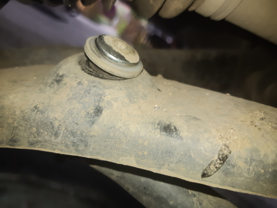 Замена резинок стабилизатора — Renault Logan (1G), 1,6 л, 2009 года ...