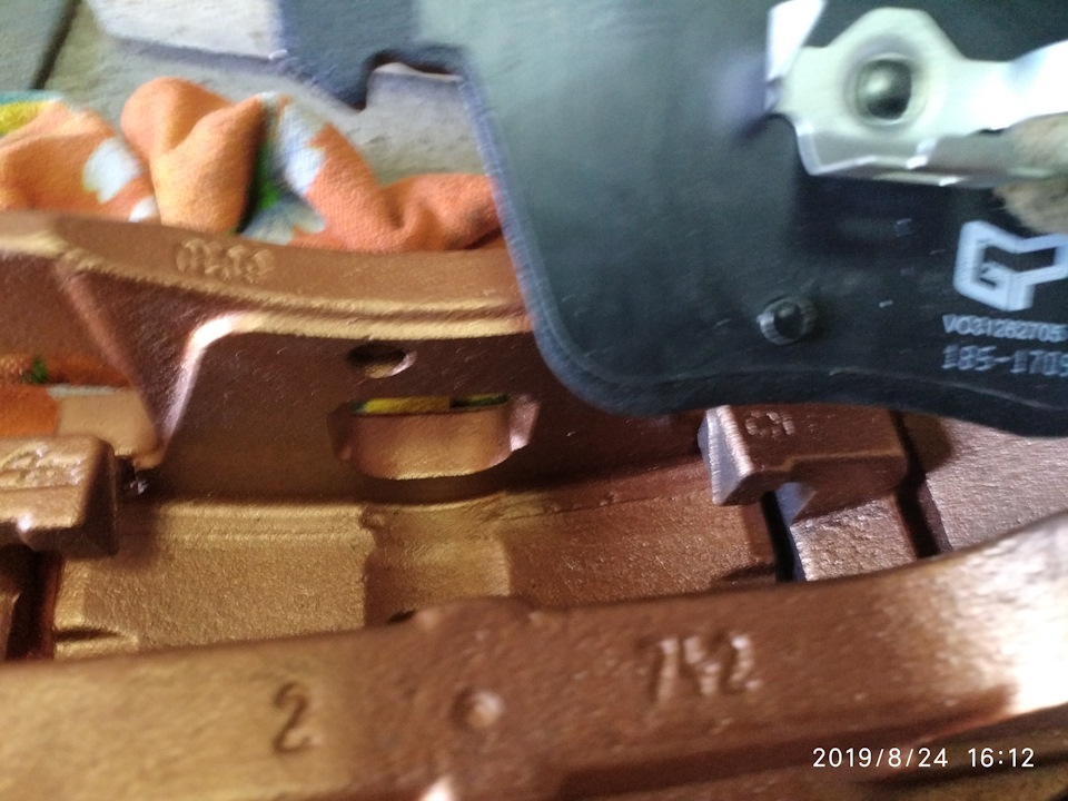 канавка на скобе и пятачок на колодке, есть только на 336, у 316 отсутствует. — Ford Mondeo IV. Запчасти на фото: VO31262705, B2416