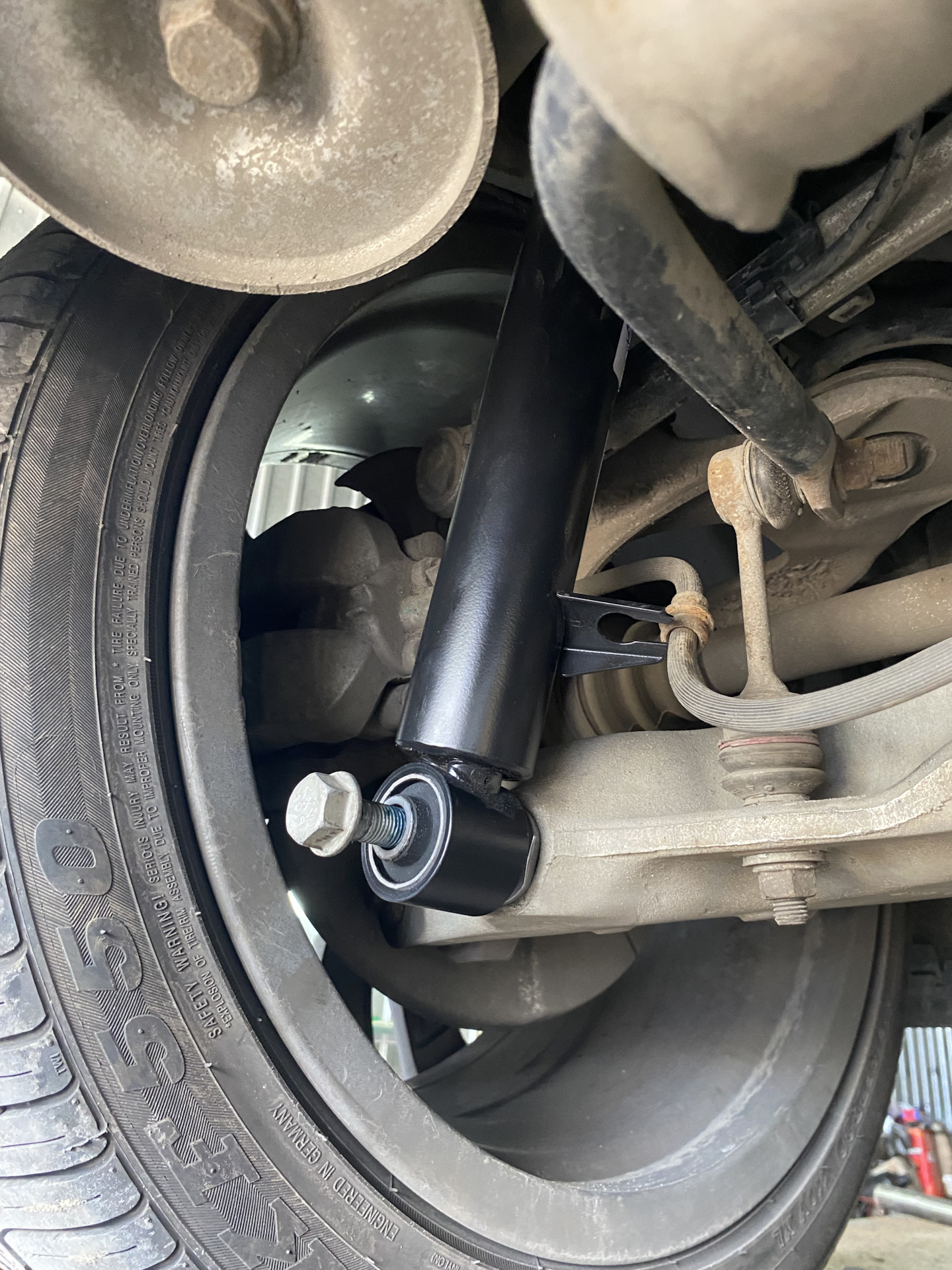 Замена амортизаторов) — BMW X6 (E71/E72), 3 л, 2014 года | визит на ...
