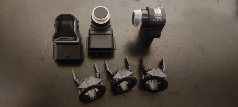 8450101380 Накладка фиксатор среднего датчика парковки 8450101379 Накладка фиксатор левого датчика парковки, 21720382606200 Датчики системы безопасной парковки — Lada Гранта Лифтбек (2G). Запчасти на фото: 8450101380, 8450101379, 21720382606200