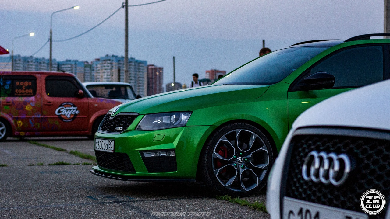 Зеленый вместе. Octavia RS Combi. Skoda Octavia RS Combi 2014. Octavia a5 VRS зеленая. Шкода Октавия RS 2 Форсаж.