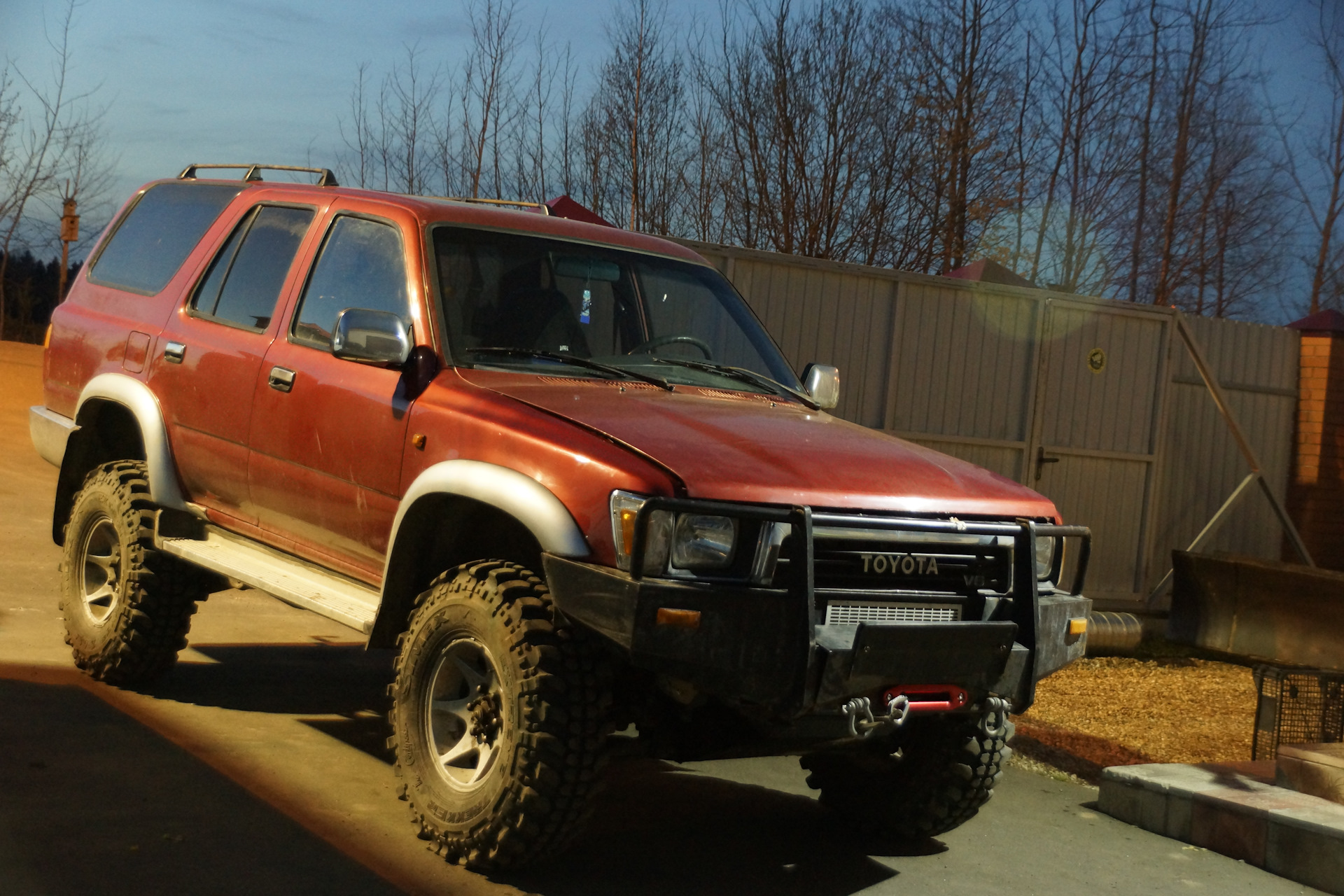 Toyota 4runner красная