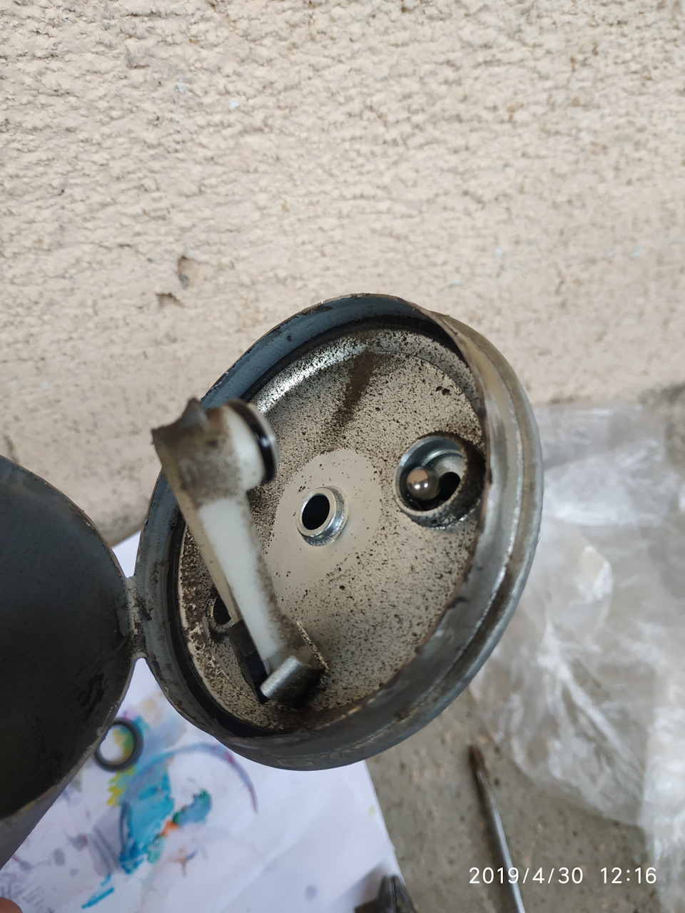 Замена топливного фильтра на дастере — Dacia Duster (1G), 1,5 л, 2010 ...