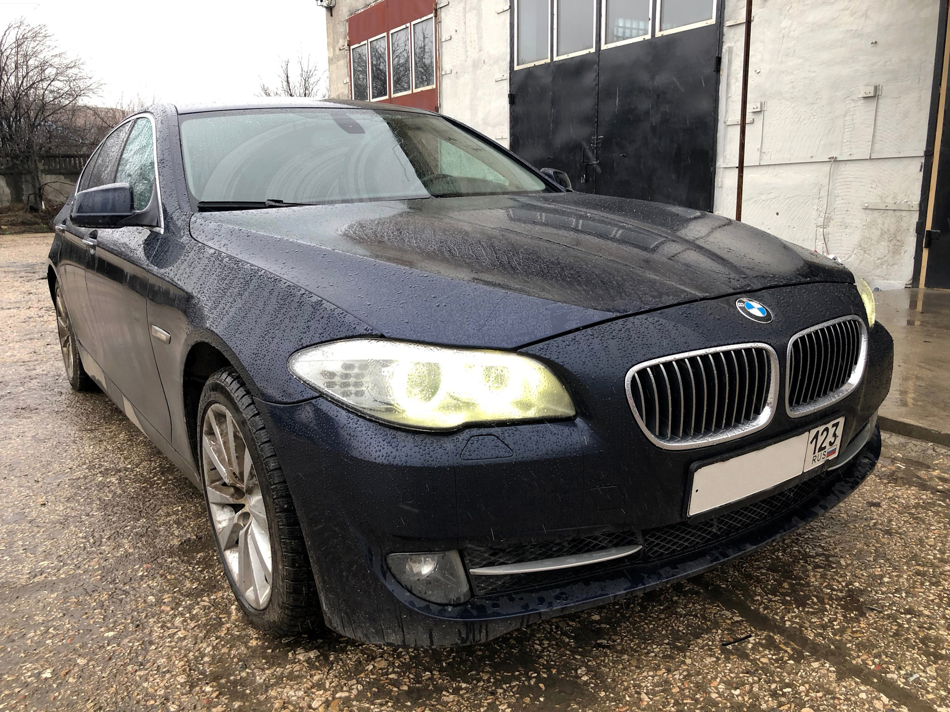 Bmw 523. F10 523. Черная БМВ f10 523. BMW 523 f10 свет.