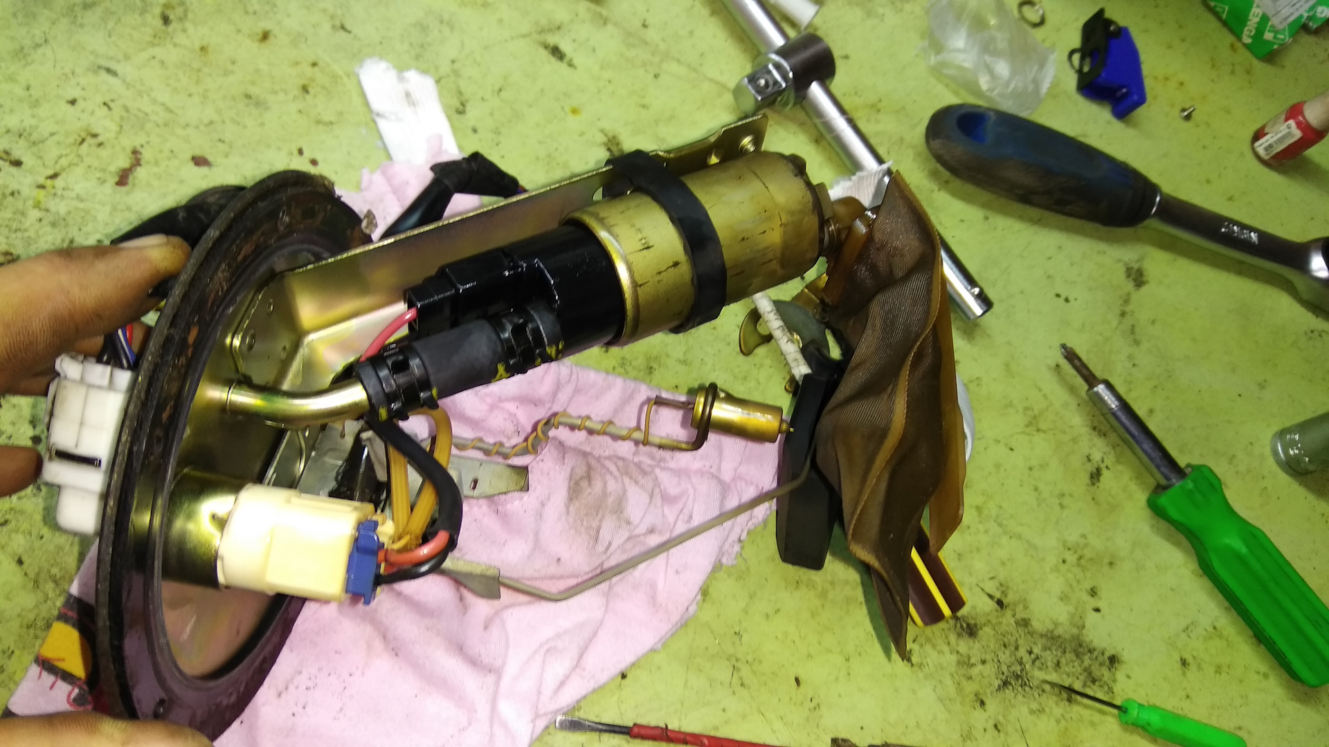 Датчик уровня топлива нива 21213 карбюратор. Непадающая стрелка уровня топлива мазда 323f. Указатель уровня топлива хендай акцент. Стрелка топлива cx7. Датчик дут ваз 2114.