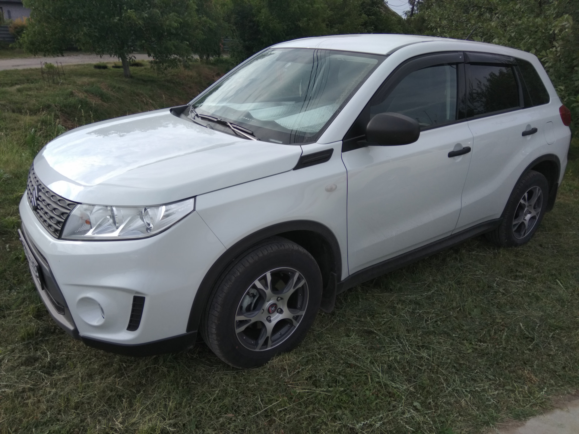 Suzuki Vitara белая