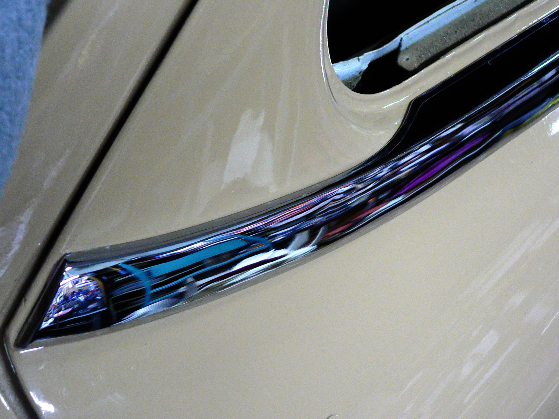 208. Установка подоконного хрома на бронепленку. — ГАЗ 21, 2,3 л, 1963 ...