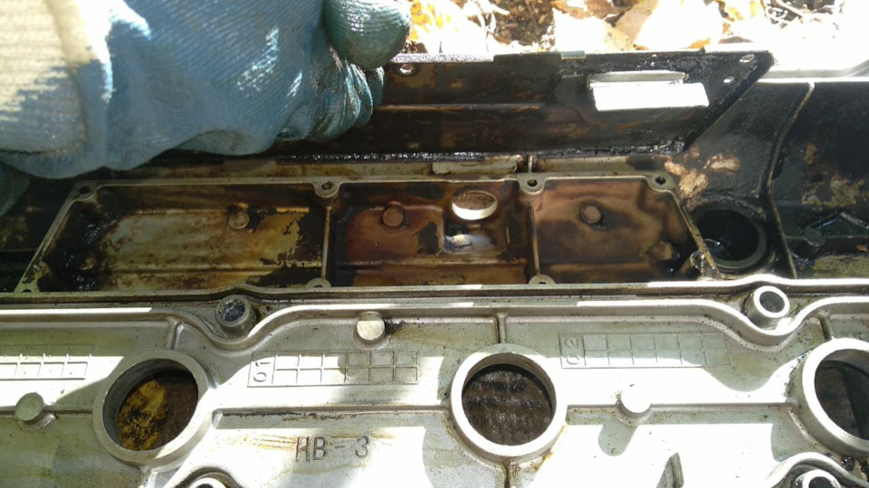 Вот отсюда уже картерных газы попадают в клапан — KIA Sportage (1G)