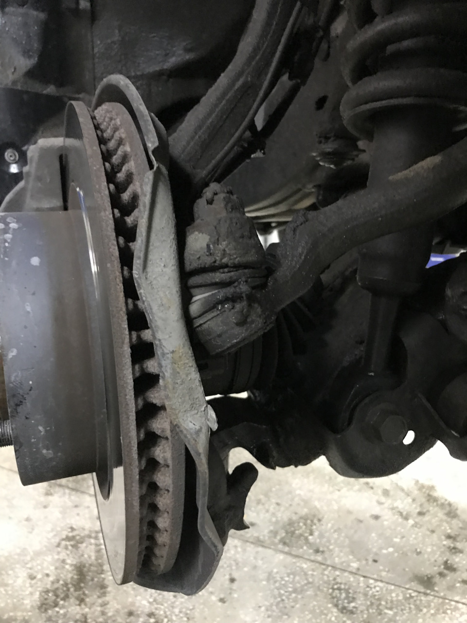 Потек сальник правой внутренней гранаты. — Toyota Land Cruiser 200, 4,5 ...