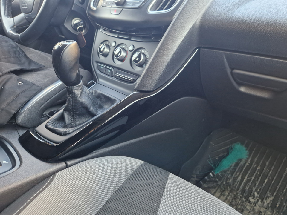 Накладка окрашена в малярке в черный глянец Geely — Ford Focus Sedan III