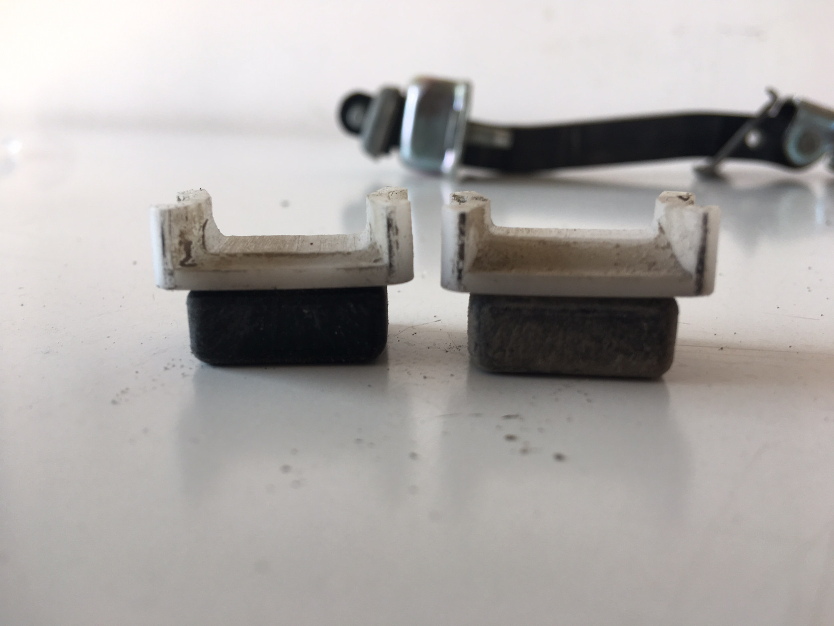 фиксатор сухаря. 1701171. сухарь фиксатора. сухарь фиксатора. фиксаторы дверей сухари мазда 3.