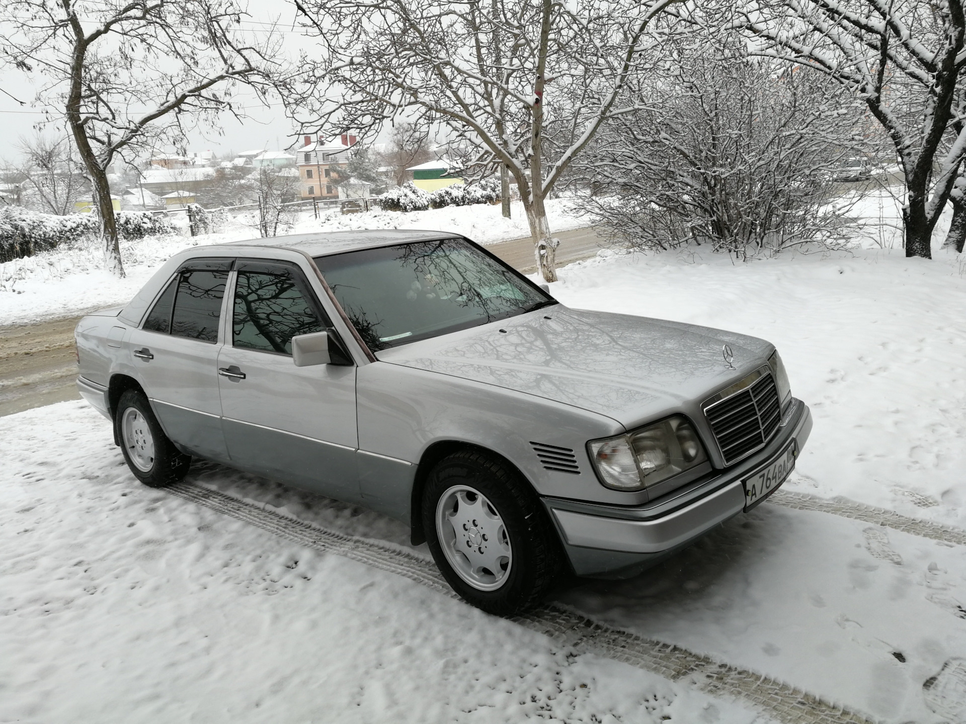 Мерседес 124 в калининграде. Mercedes w124 Мерседес зимой. Мерседес 124 94 год. Мерседес 124 зимой. Мерс 124 1994 черный зимой.