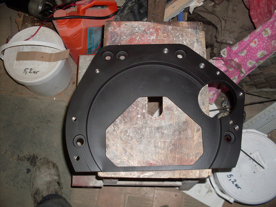 Здесь уже покрашенная плита, с насверленными отверстиями под АКП, готовая к установке на мотор. — Lada 2106