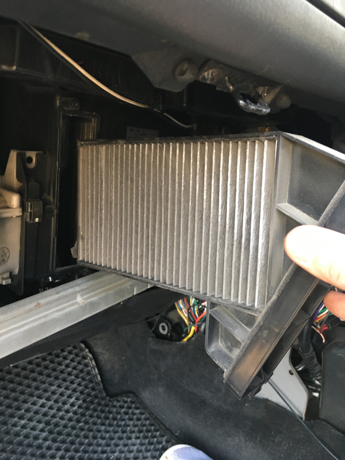 Замена салонного фильтра - Mitsubishi Galant (8G), 1,8 л, 1996 года расходники D