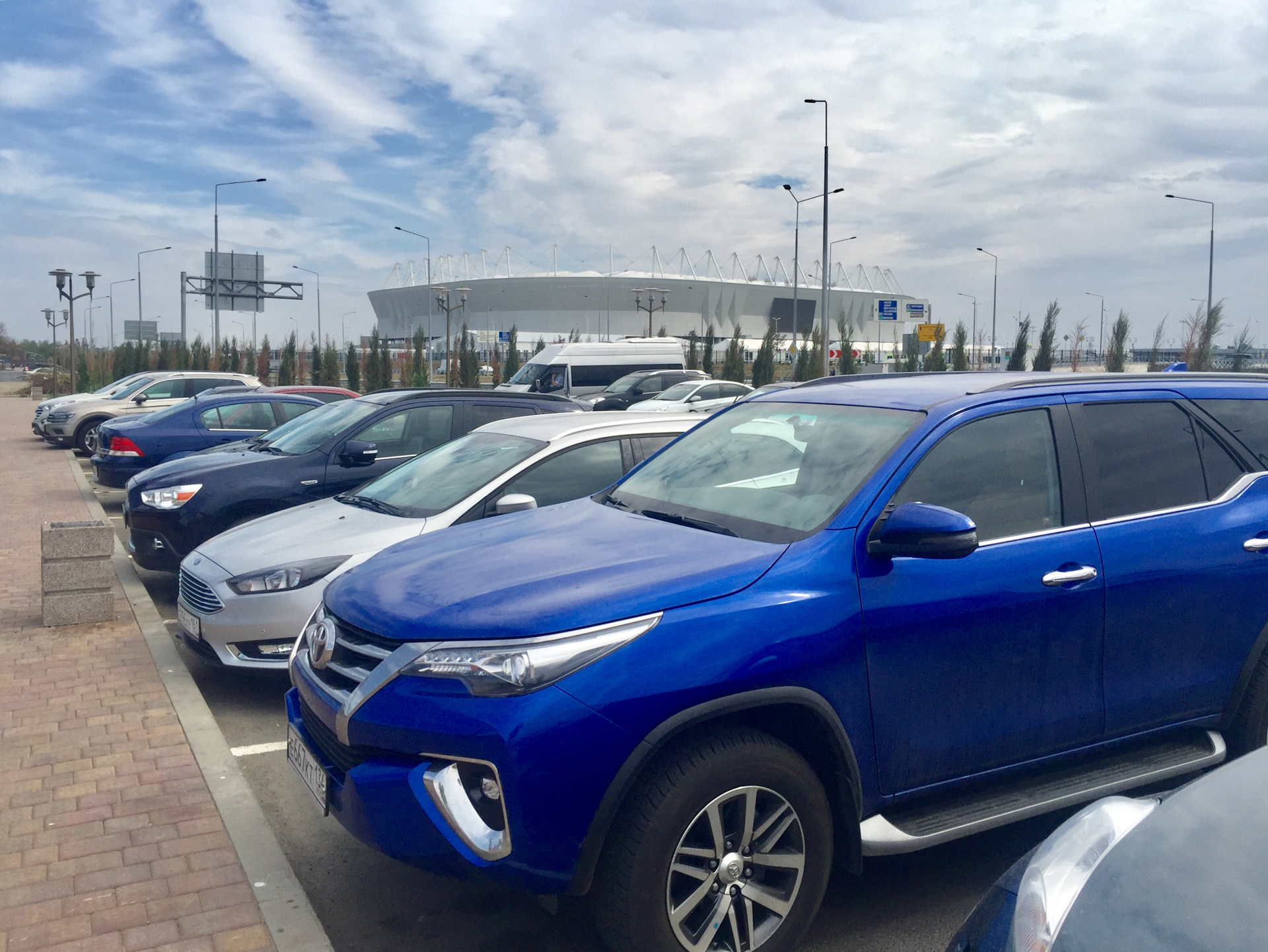 Тойота ростов. Тойота фортунер синий. Тойота Fortuner 2018 синий. Тойота фортунер синий металлик. Toyota Fortuner 2018 синяя.