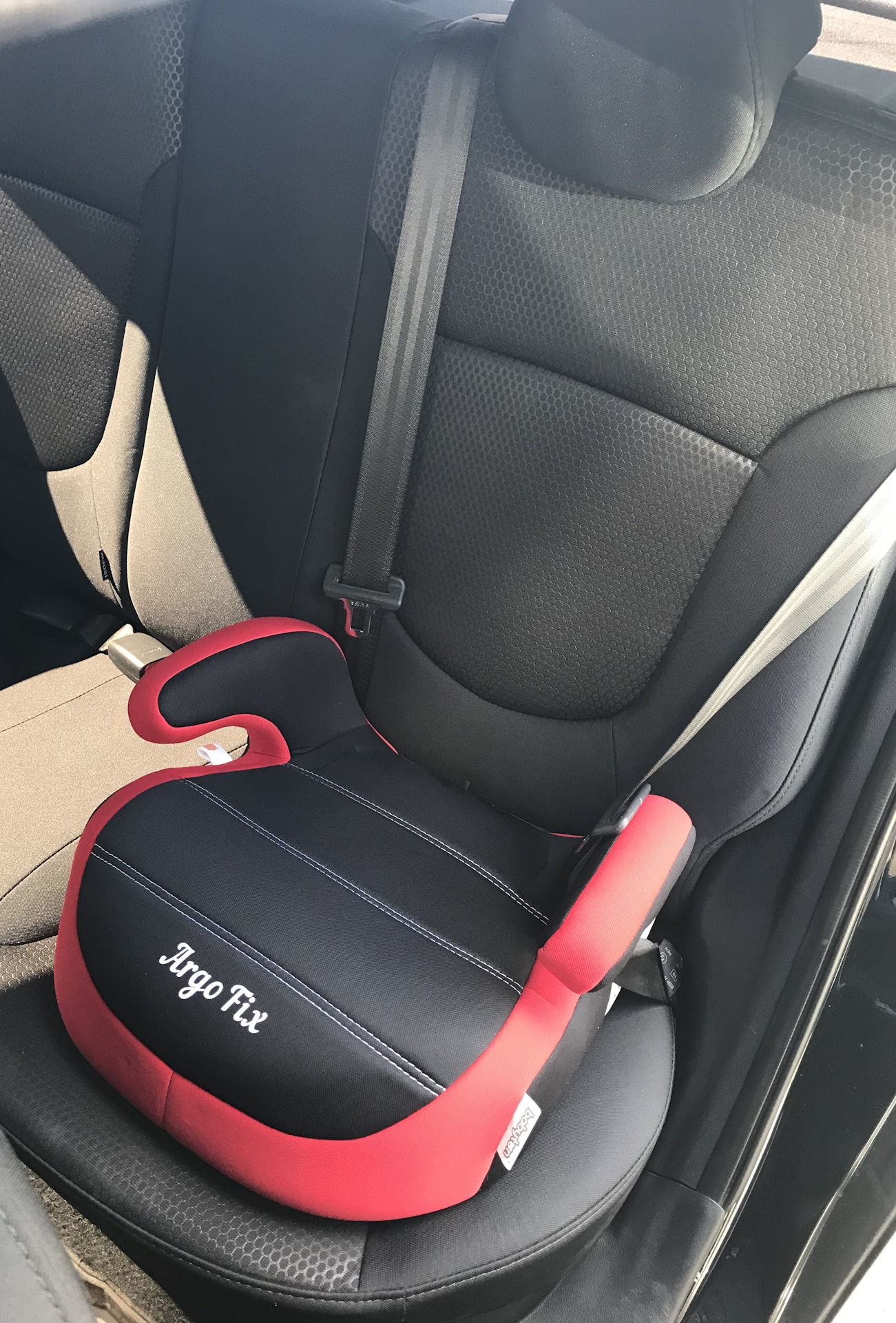 Сиденье для ребенка в машину