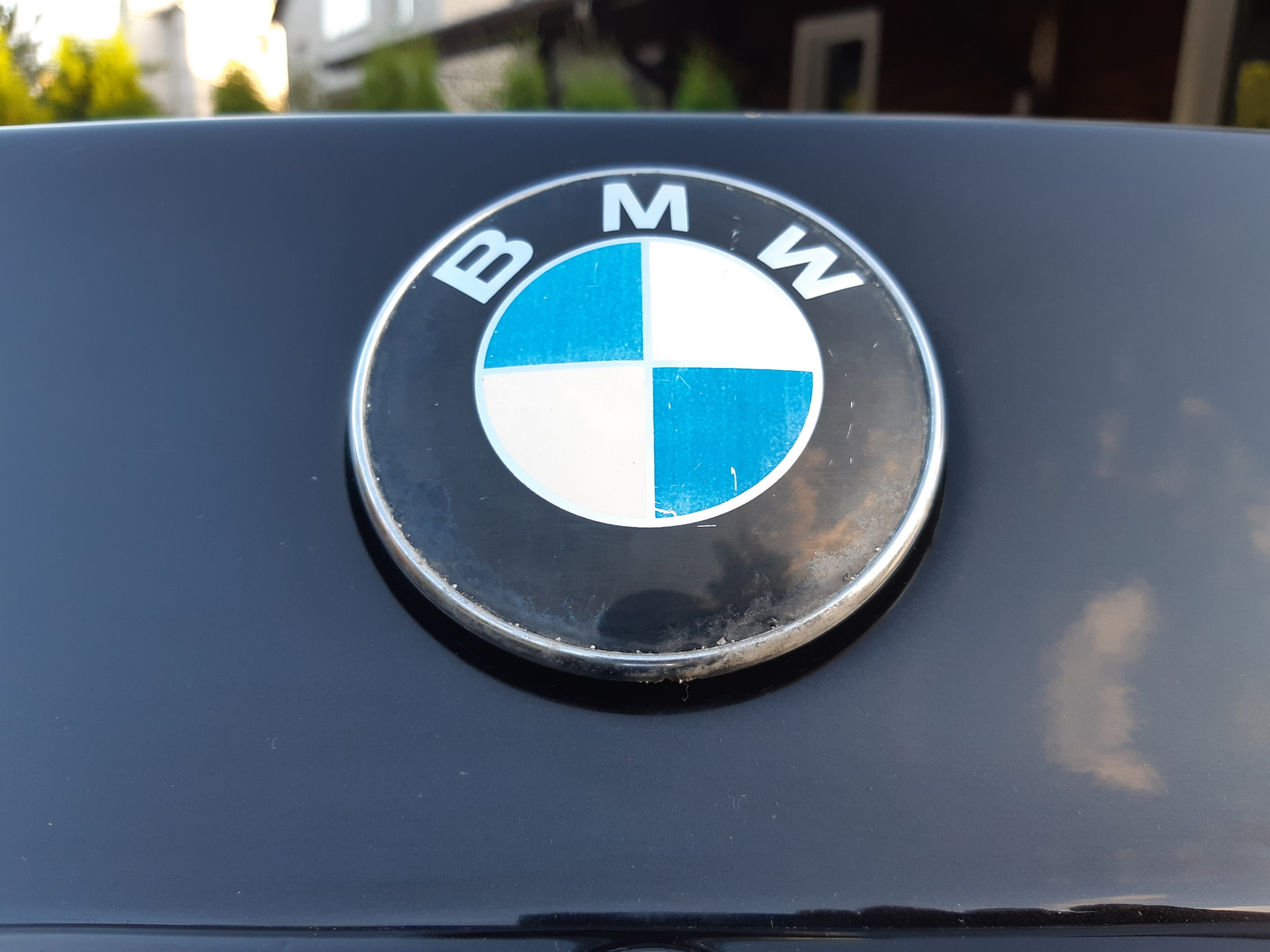 Юбилейный значок бмв. BMW значок. Значки то БМВ. Значок БМВ сбоку на кузове. БМВ значок 1998 года.