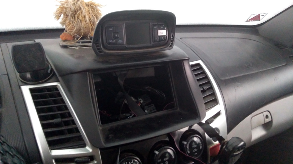 Рамка от предыдущего ГУ Winca-100 — Mitsubishi Pajero Sport (2G)