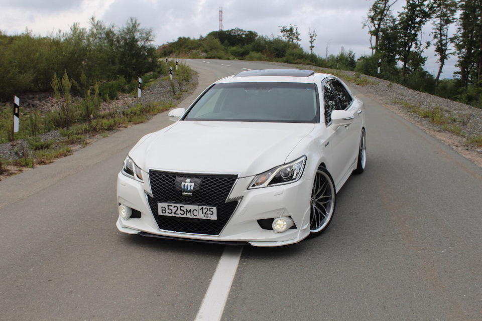 Toyota Crown athlete