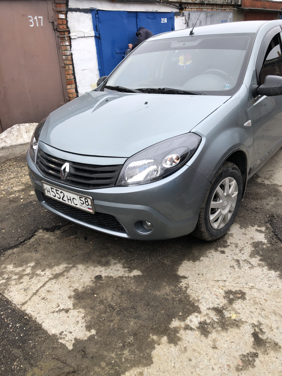 Фары от степвея и новый бампер. — Renault Sandero 1G, 1,4 л, 2010 года ...