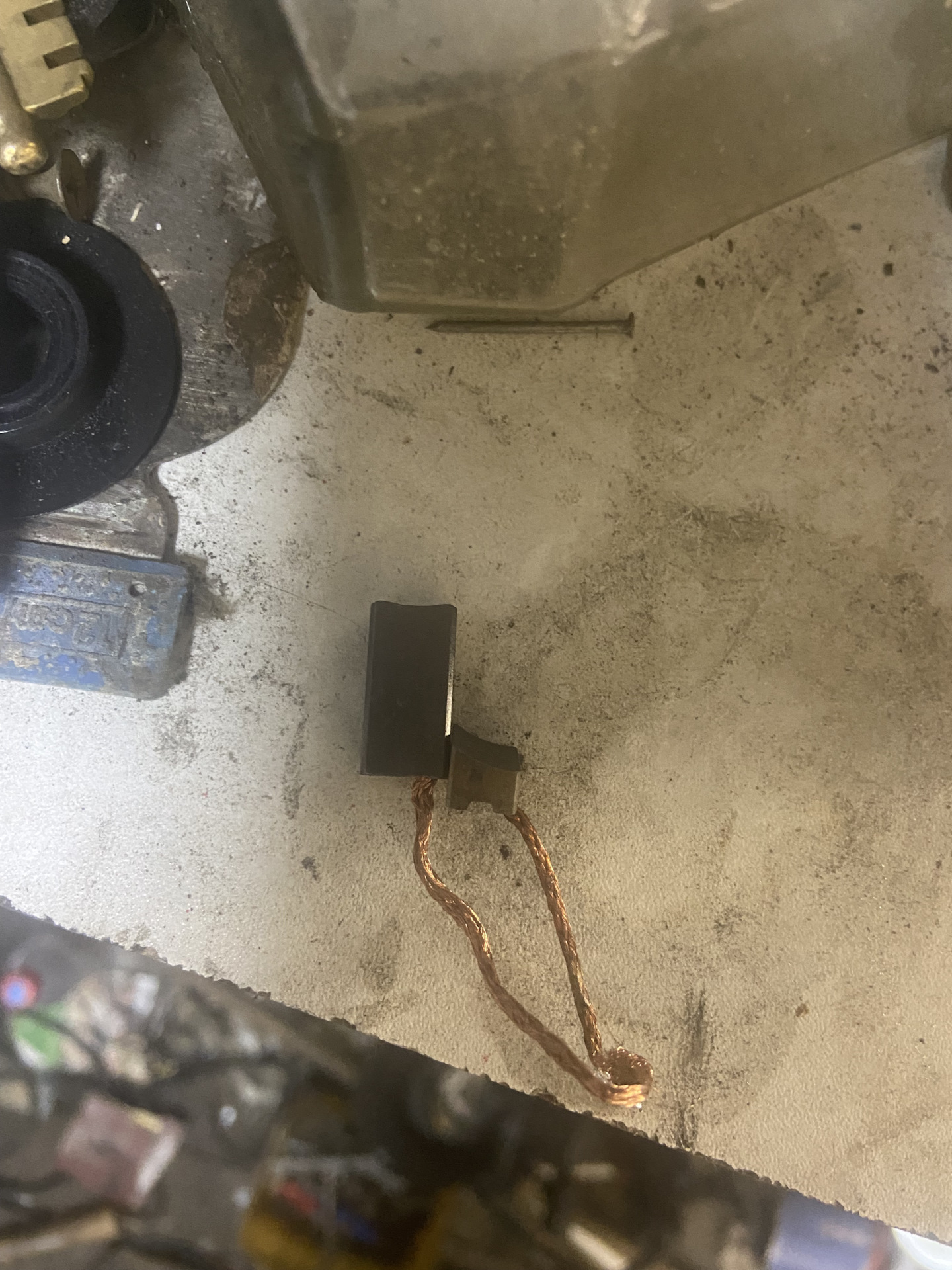 Замена щеток вентилятора печки — Audi A6 (C5), 2,4 л, 1998 года ...