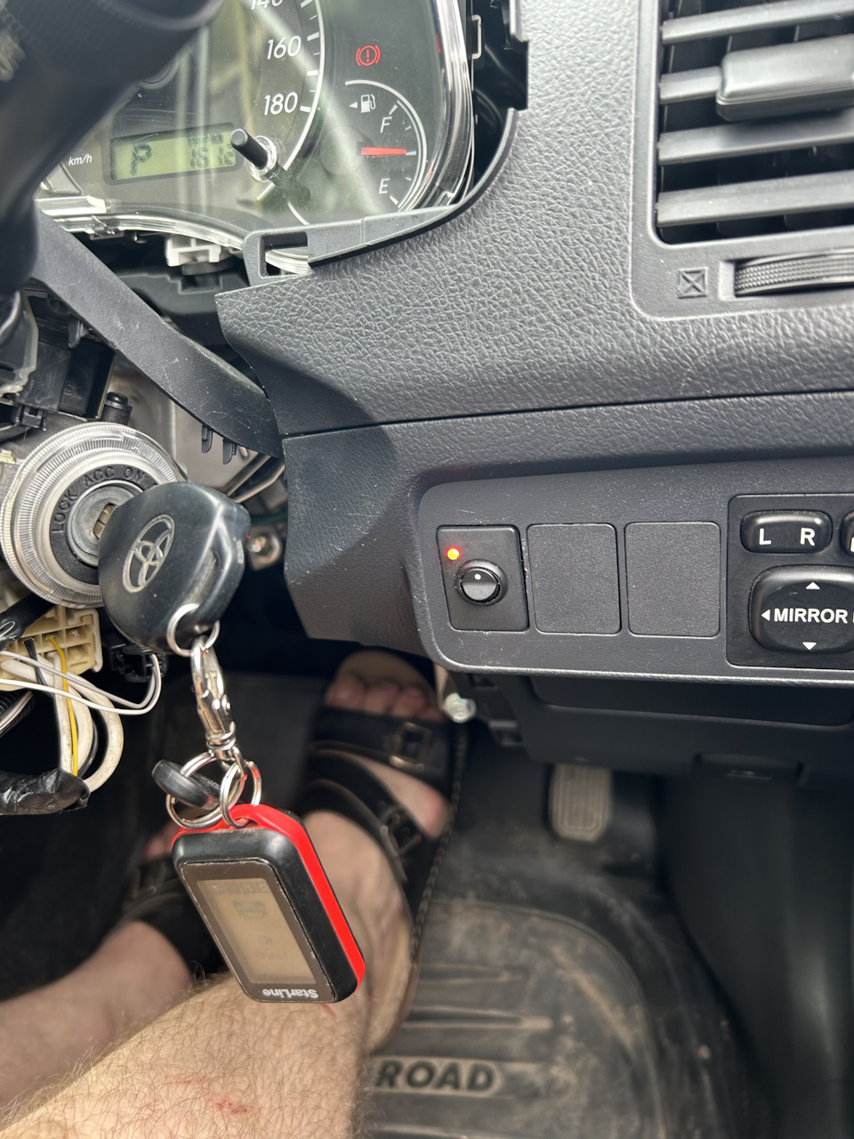 Индикация при нажатой педали тормоза. — Toyota Corolla Fielder (E140). Запчасти на фото: MIRROR